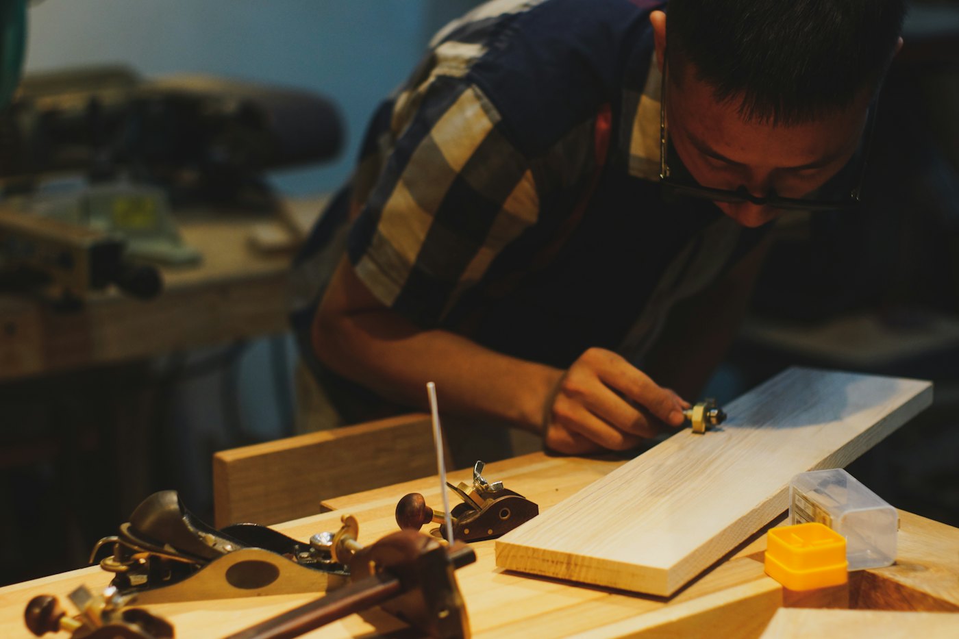Carpintero trabajando la madera en el taller